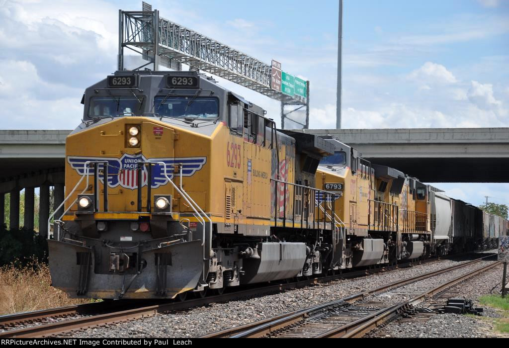 Westbound grain train on the Sunset near Tower 105